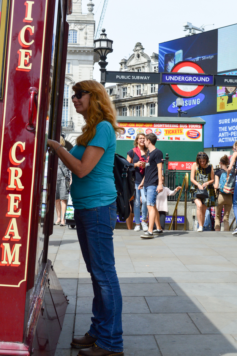 2015 08 - Trip 237 - London - Piccadilly Circus - Debbie