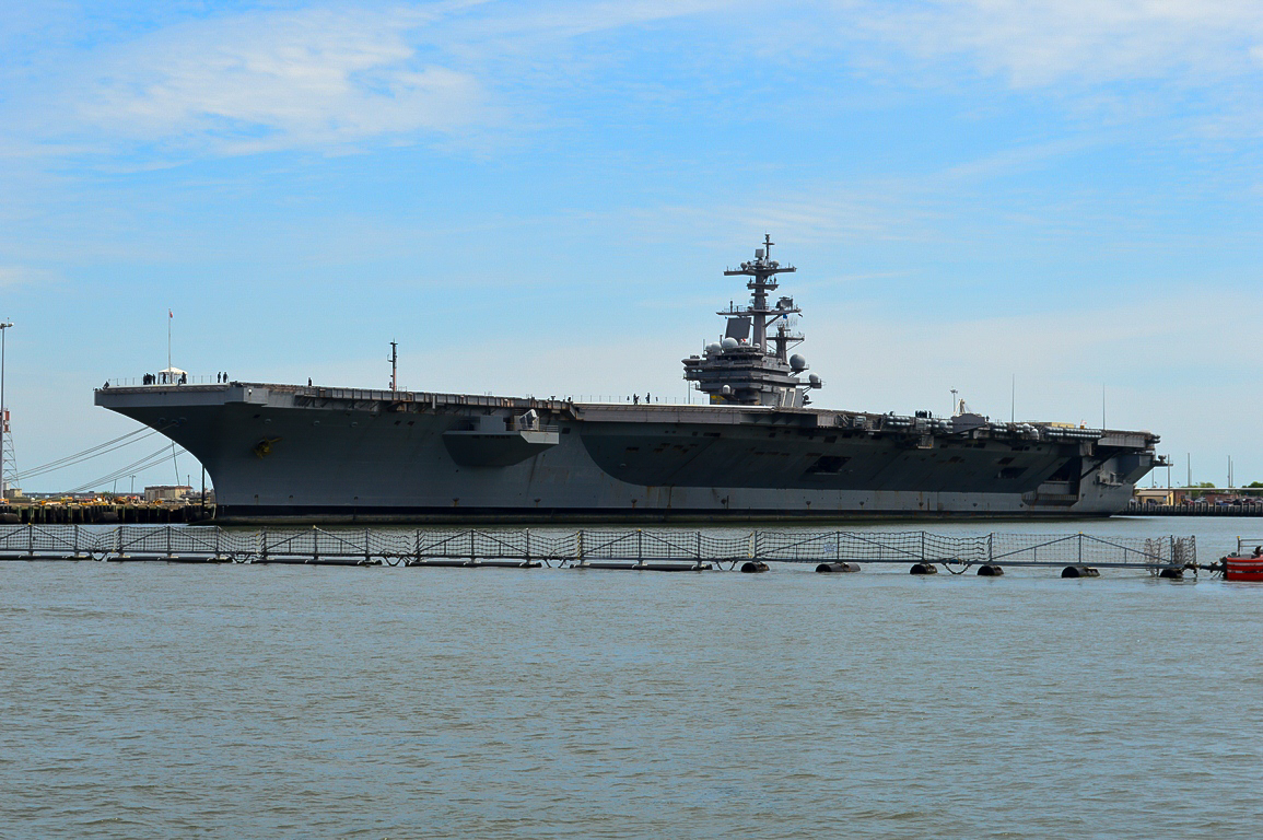 Carrier - 1975 Nimitz Class - CVN 77 George H W Bush - 2015 05 - Norfolk - 01-2