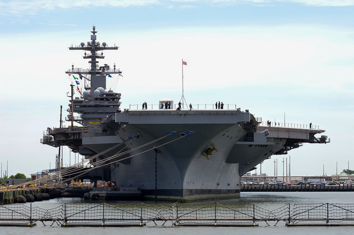 Carrier - 1975 Nimitz Class - CVN 77 George H W Bush - 2015 05 - Norfolk - 03-2