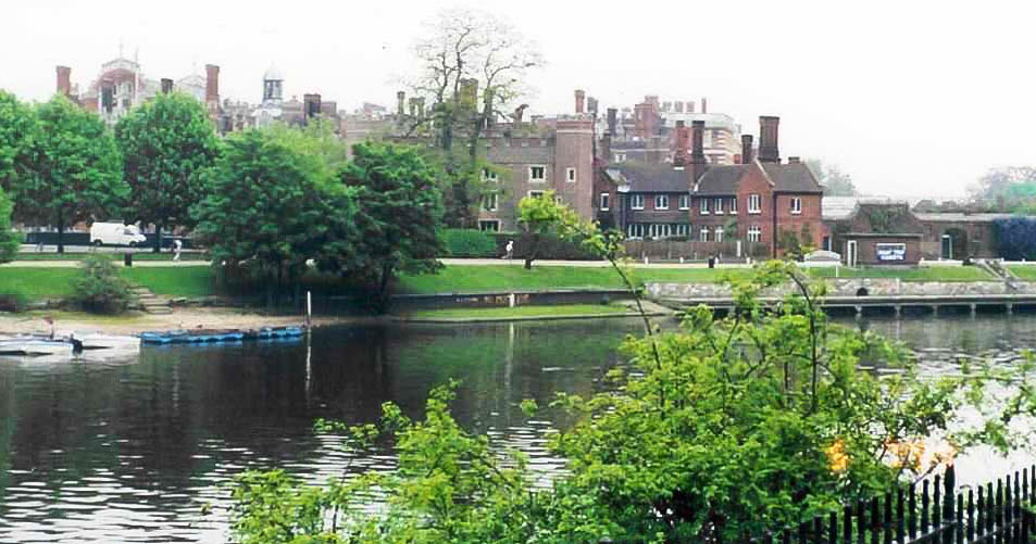 Hampton Court - 1999 05 - 129 - Town