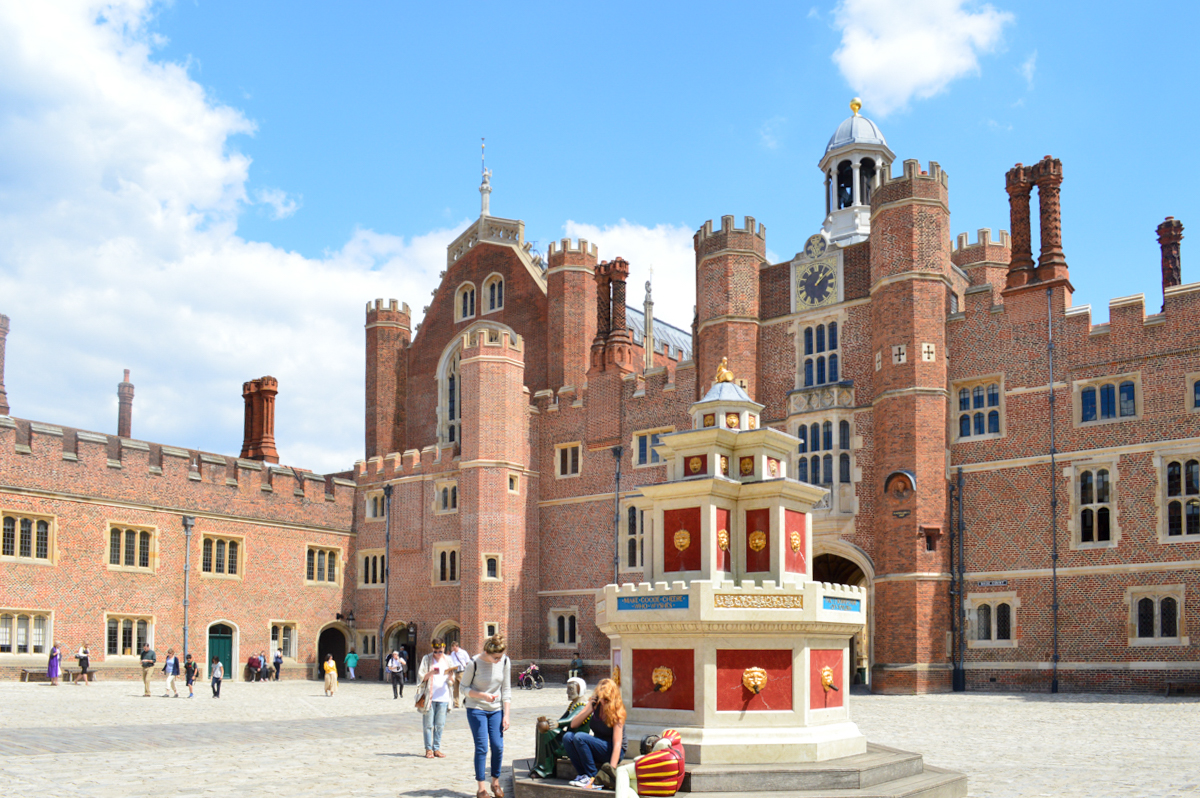 Hampton Court - 2015 07 - 117 - Wine Fountain - Girls