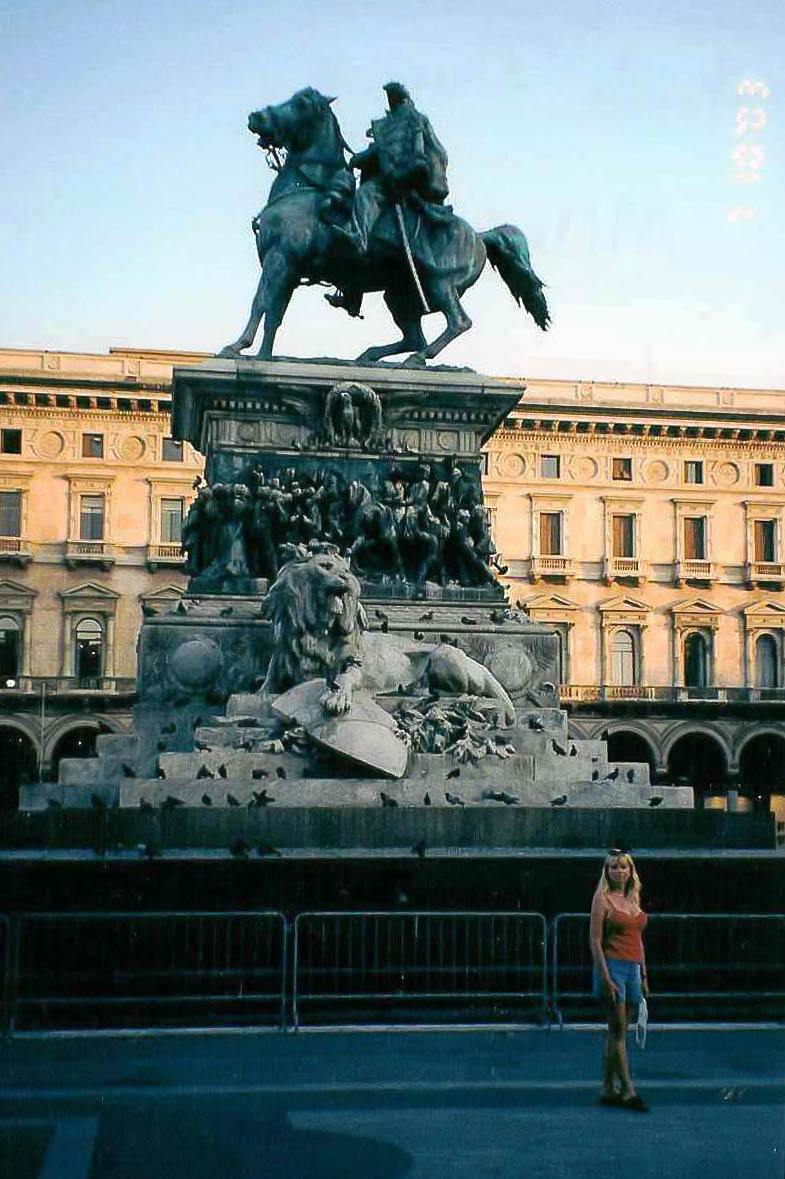 Milan - 2003 07 - 109 - Piazza del Duomo - Debbie