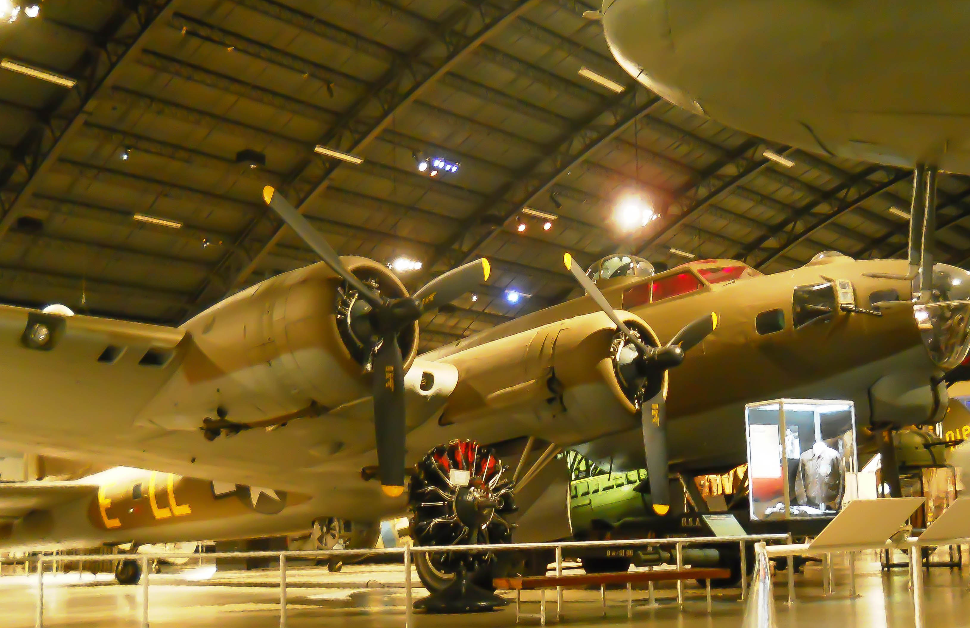 Military - Bomber - B-17G-35-BO Flying Fortress - 1944 42-32076 - 2014 06 - Air Force Museum - 02