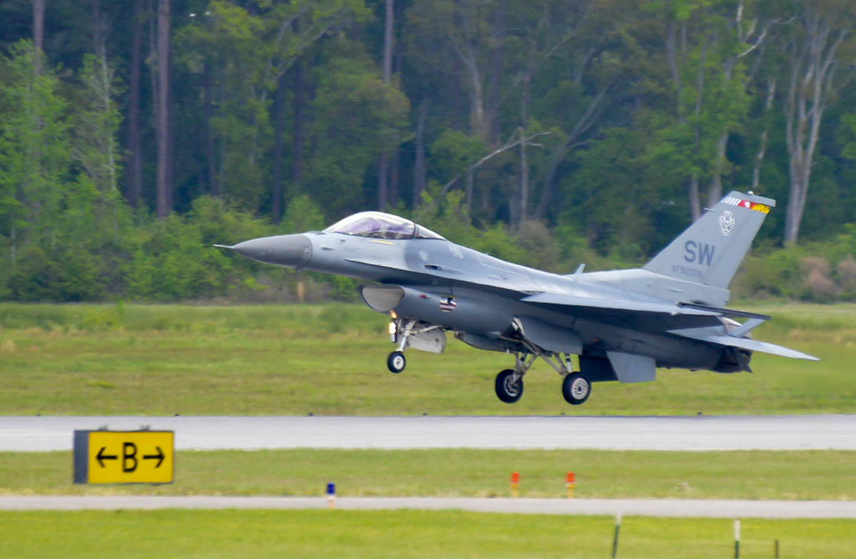 Military - Fighter - F-16 Fighting Falcon - 2015 04 - Beaufort Airshow - 01