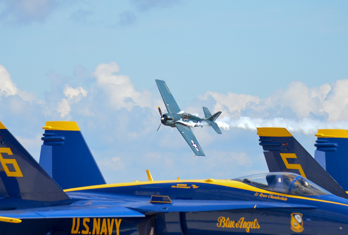 Military - Fighter - F4F (FM-2) Wildcat - 2015 09 - Oceana - 109 over Blue Angels