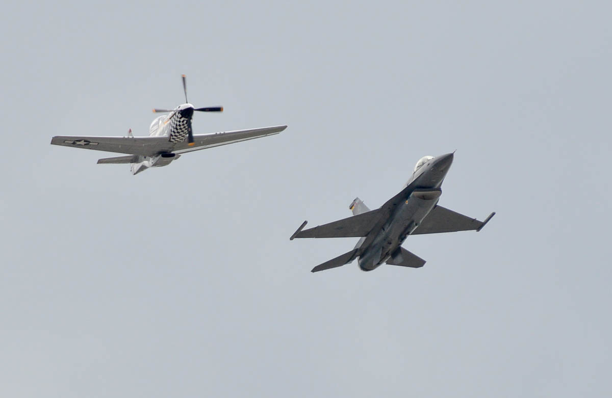 Military - Fighter - P-51 Mustang - 2015 04 - Beaufort Airshow - 59 w F-16