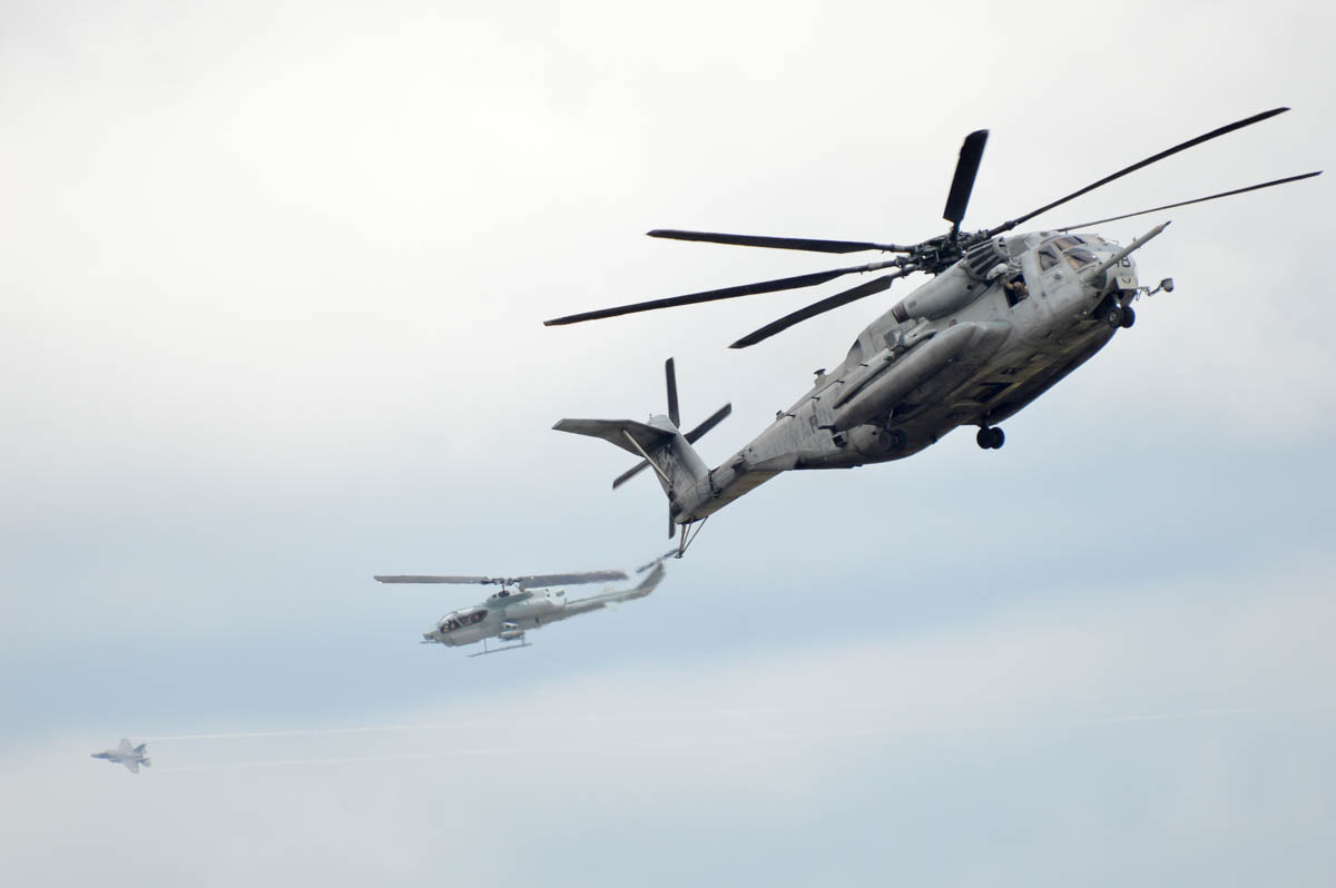 Military - Helicopter  - CH-53E Super Stallion - 2015 04 - Beaufort Airshow - 04A w Cobra & F-35